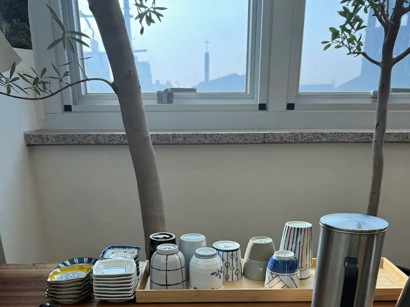 창가에 놓인 아기자기한 화분들과 컵들