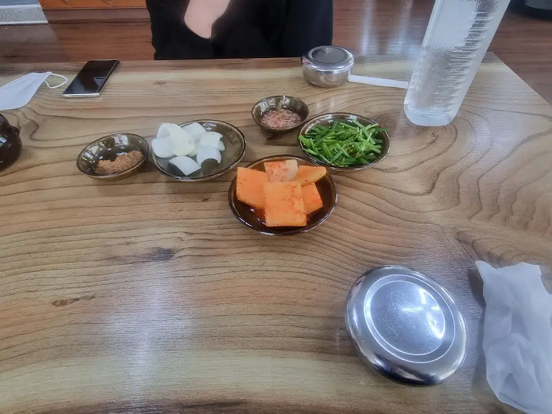 테이블 위에 놓인 순대국밥 한 상