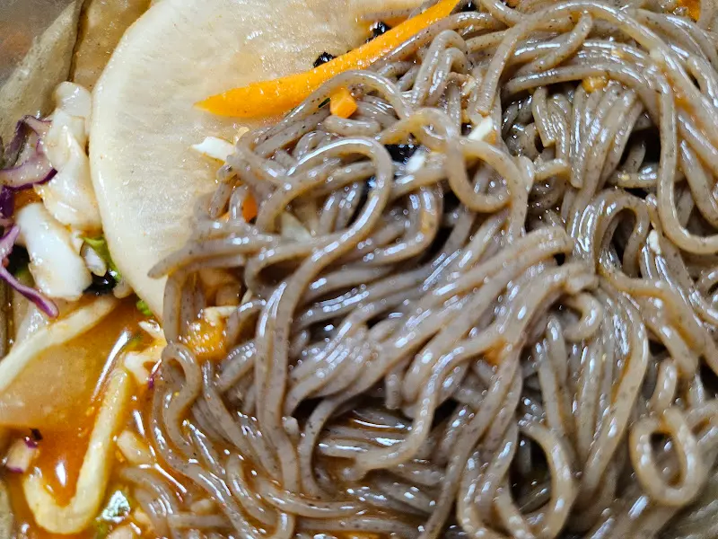 푸짐한 양을 자랑하는 막국수