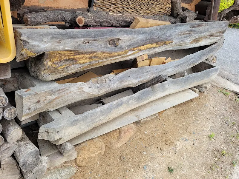 식당 외부에 놓인 옛 농기구