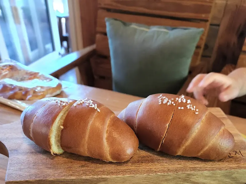 따뜻하게 데워져 나온 소금빵