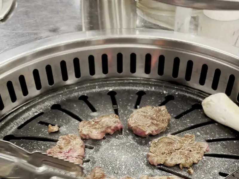 숯불 위에서 맛있게 익어가는 소고기