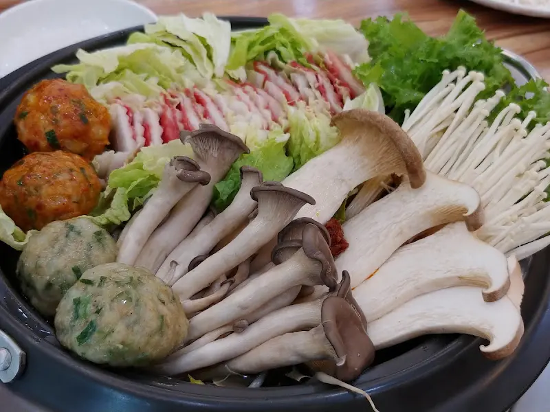 정갈하게 담긴 만두전골