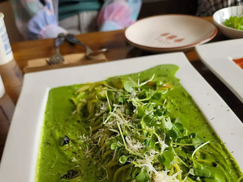 싱그러운 초록색 면이 인상적인 파스타