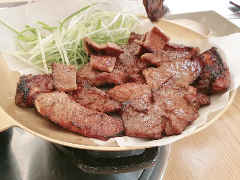 숯불 향이 은은하게 배어 있는 숙성 돼지갈비