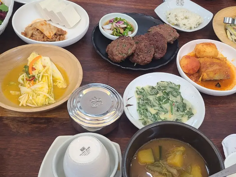 테이블 가득 차려진 한 상