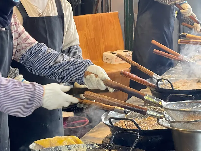 닭을 튀기는 모습