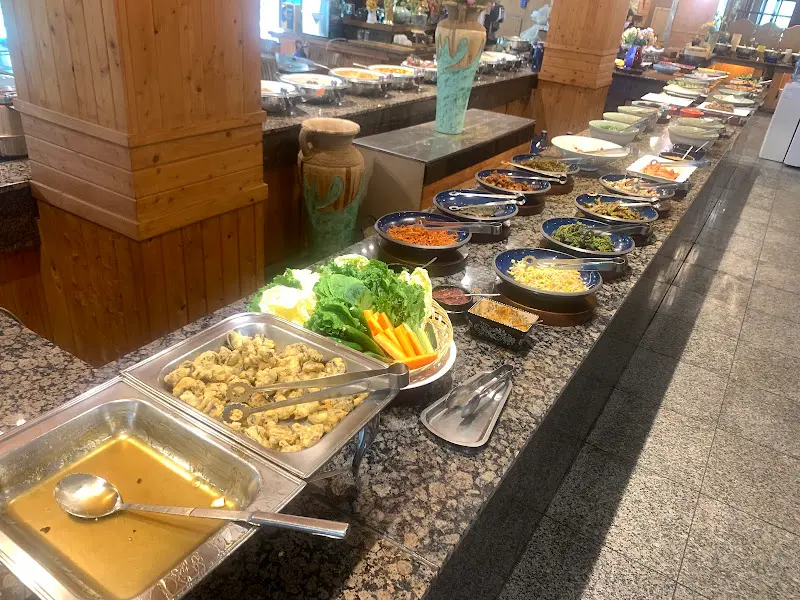 다채로운 채식 메뉴가 가득한 뷔페 코너