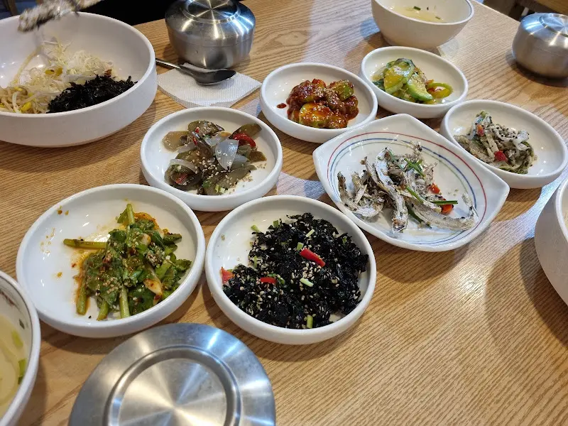 다양한 밑반찬이 정갈하게 담겨 있는 모습