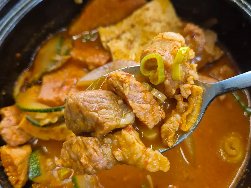 짜글이 김치찌개 속 돼지고기
