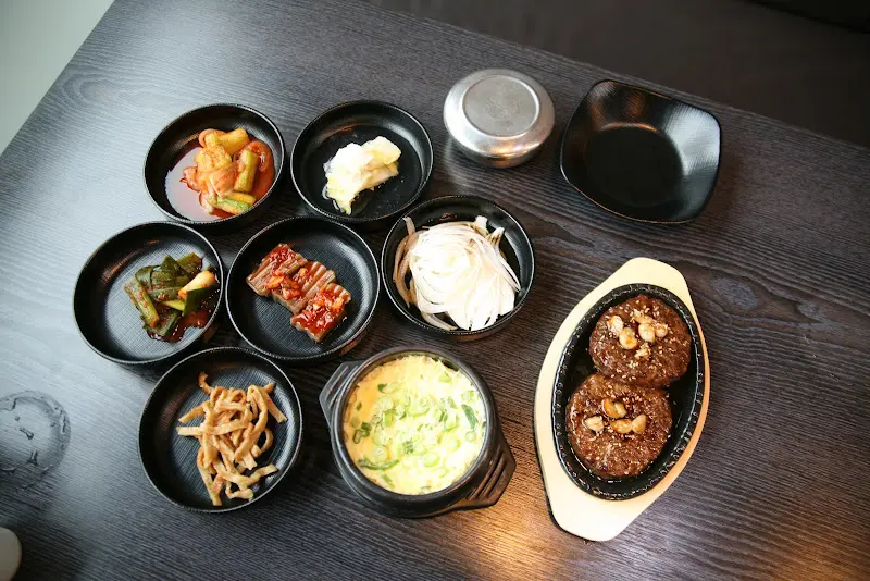 다채로운 밑반찬 구성