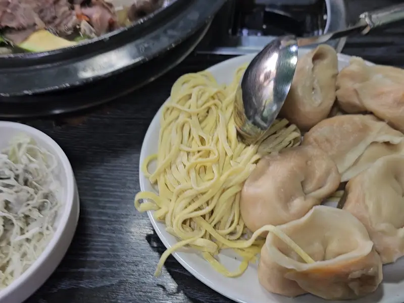 만두전골과 칼국수, 만두의 조화