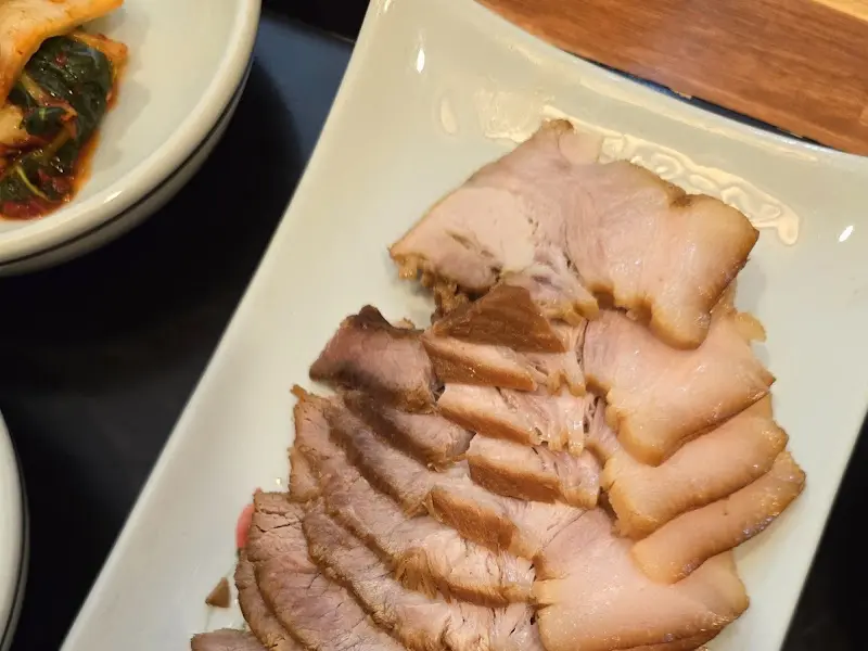 얇게 썰린 온수육