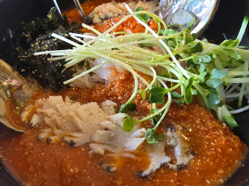 신선한 해산물이 듬뿍 들어간 칼국수