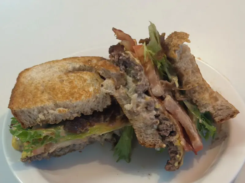 올마이티 버거 단면