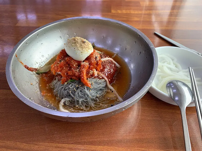 코다리 냉면의 먹음직스러운 비주얼