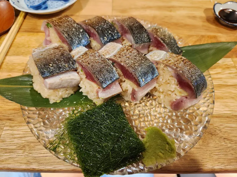 윤기가 흐르는 고등어 봉초밥