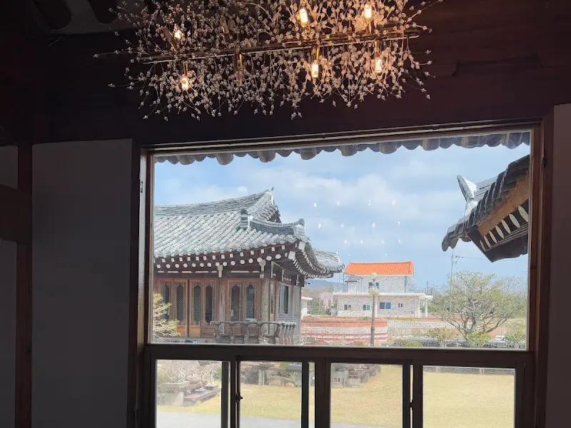 방 안에서 바라본 풍경