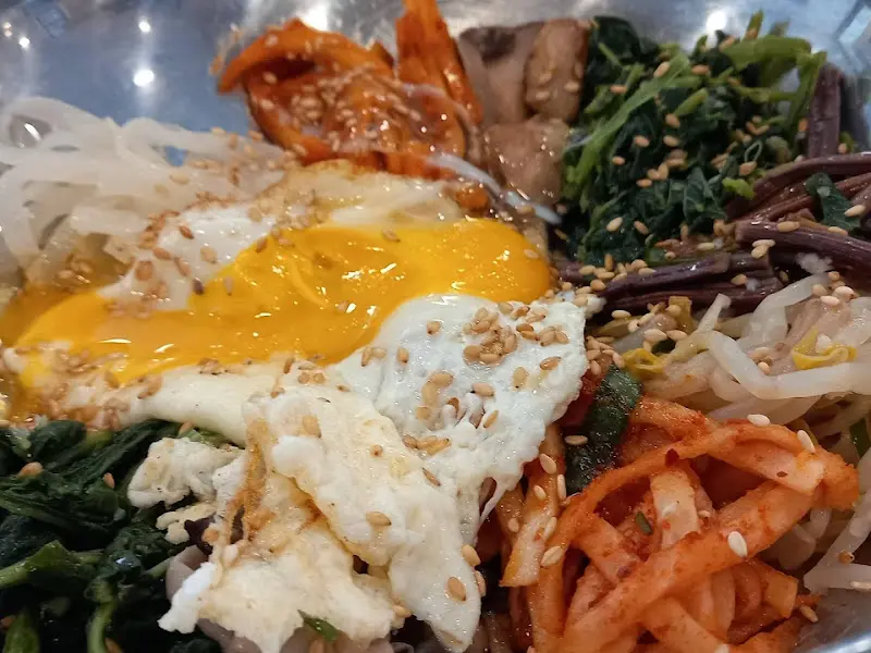 싱싱한 채소가 가득한 산채비빔밥