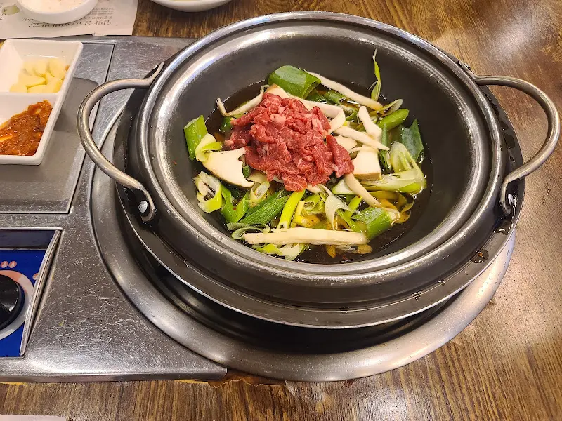 뚝배기 안에서 고기와 야채가 어우러진 한우탕