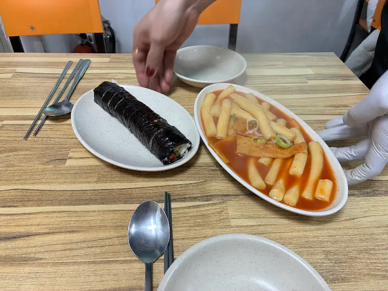 떡볶이와 김밥의 환상적인 조합