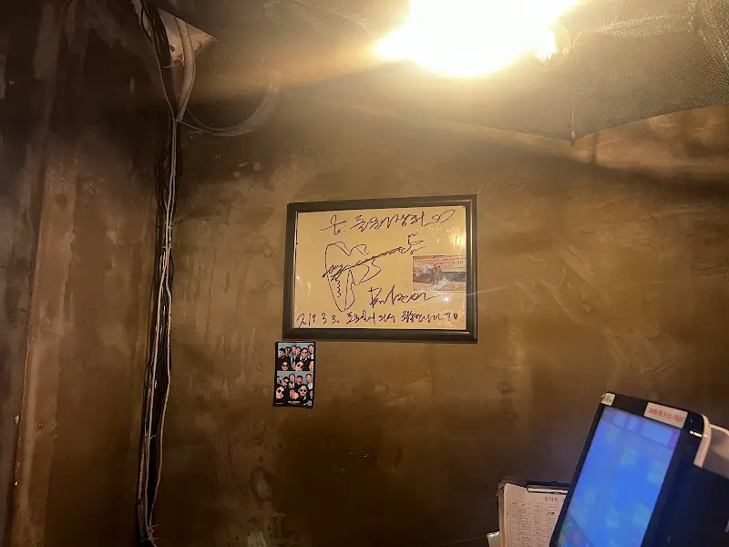 벽에 걸린 사인