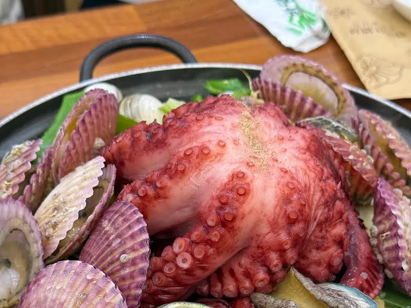 갓 튀겨져 나온 갑오징어 튀김