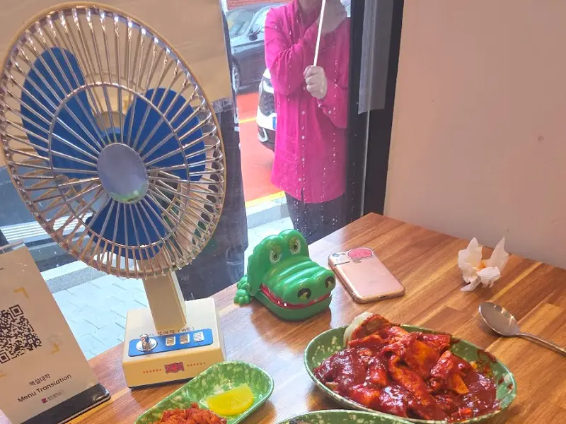 테이블 위에 놓인 떡볶이