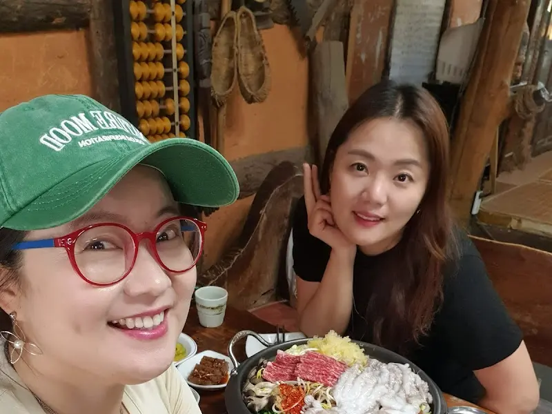 불낙전골을 앞에 두고 즐거운 시간을 보내는 손님들