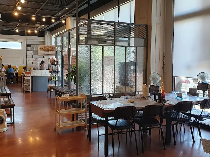 깔끔하게 정돈된 식당 내부