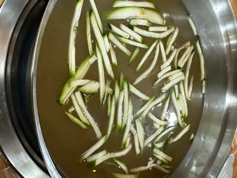 밀면 위에 올려진 오이 고명