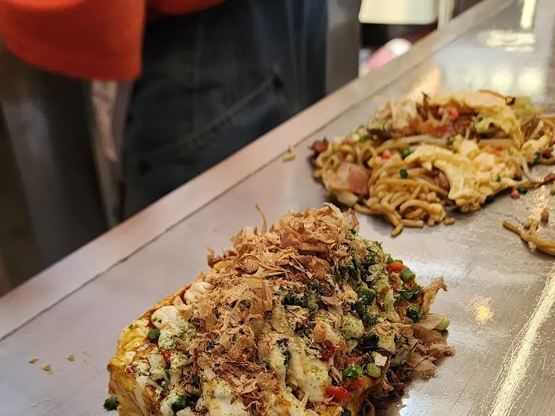 철판 위에서 구워지는 오꼬노미야끼