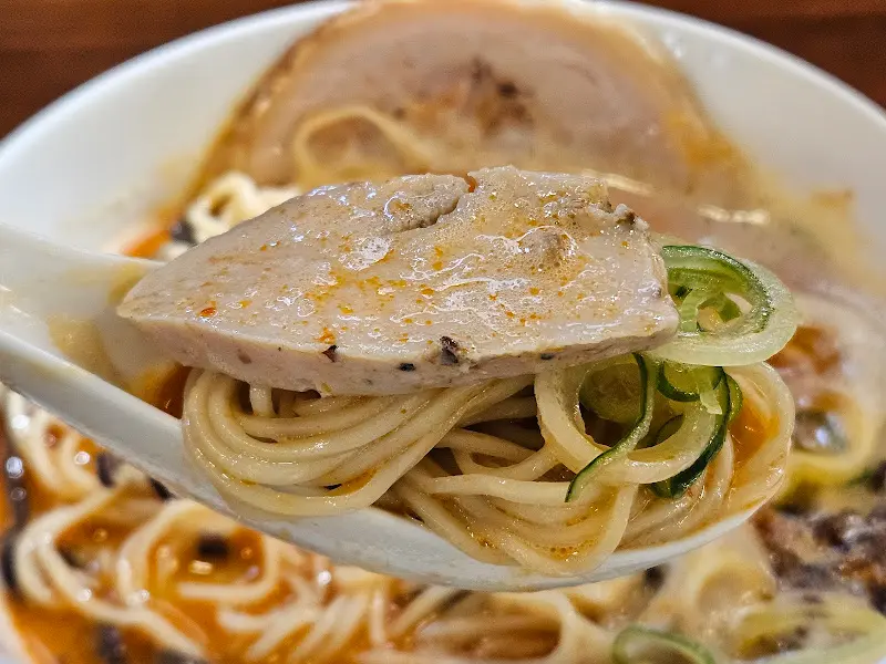 닭고기와 밥을 함께 먹는 모습