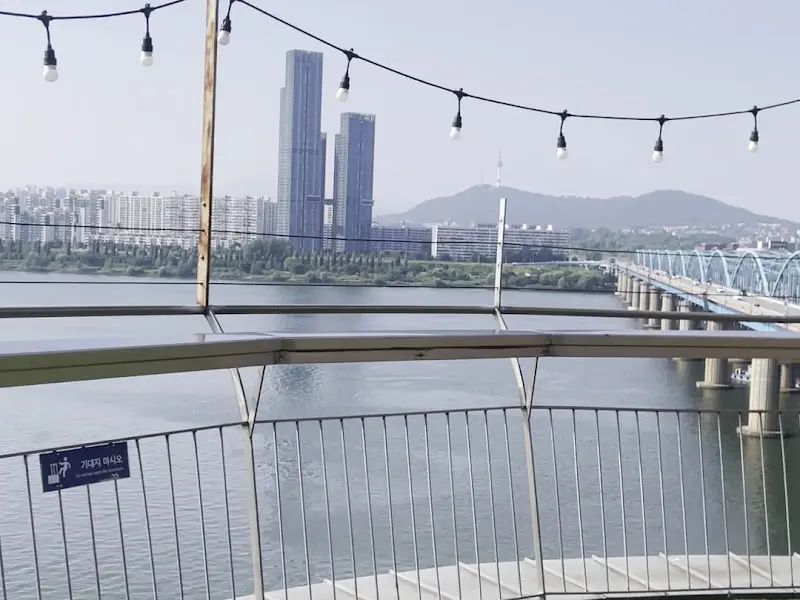 해가 저물어가는 시간, 한강을 붉게 물들이는 노을