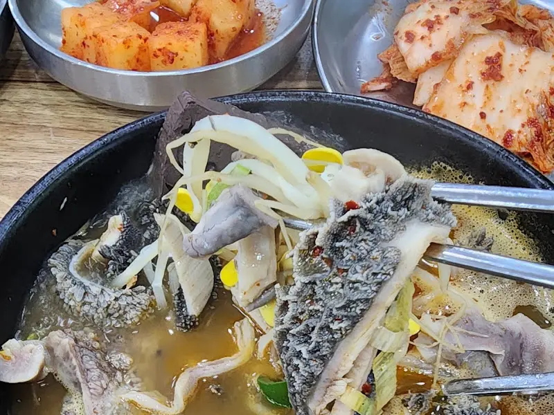 양념에 비빈 막국수