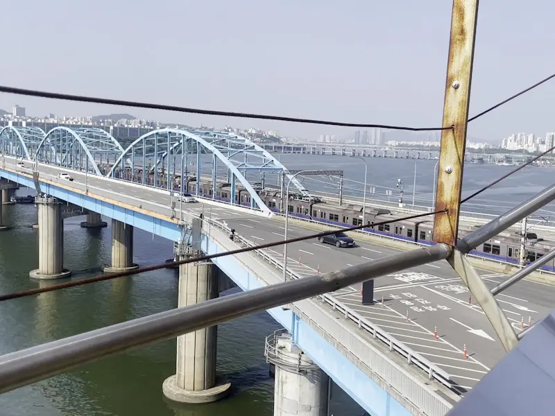 하늘과 맞닿은 듯한 루프탑