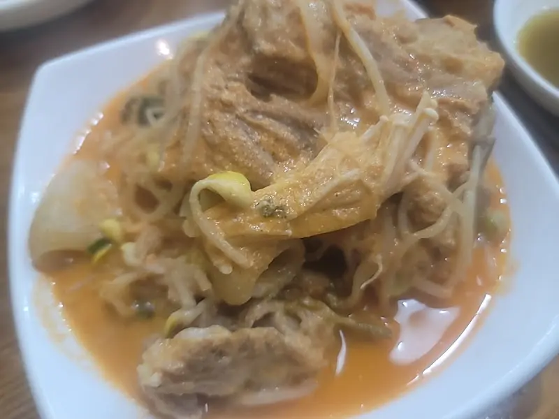 감자탕에 라면사리 추가