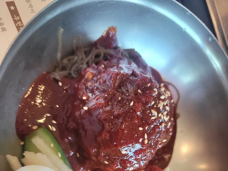 테이블 위에 가지런히 놓인 수저