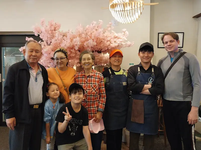 카페 직원들과 손님들의 모습