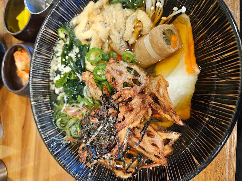 다채로운 고명이 올라간 열두알우동