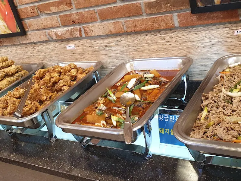 다양한 뷔페 음식 코너