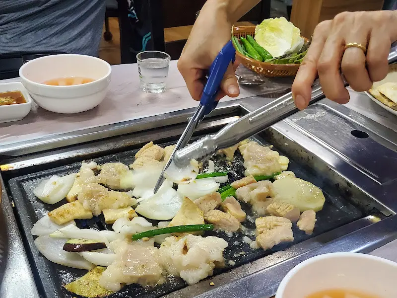 먹기 좋게 잘라주는 모습