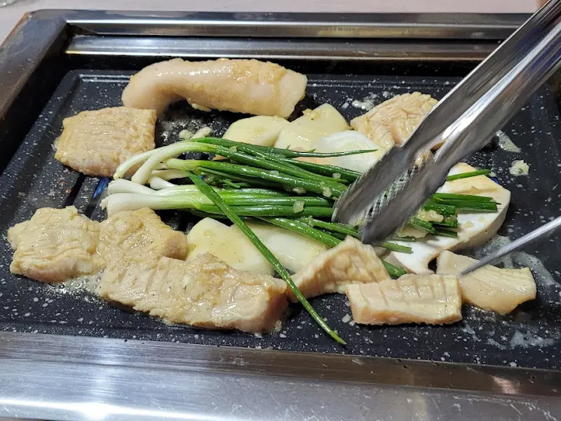 불판 위에서 구워지는 양곱창과 야채