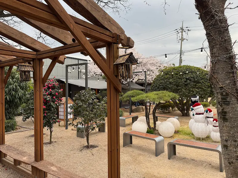 고귀관 야외 정원의 휴식 공간