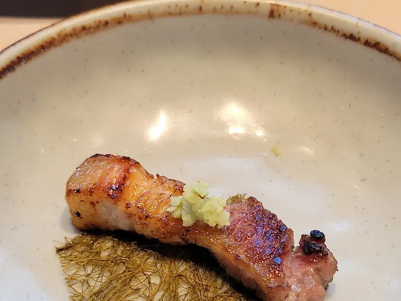 고기를 구워주는 모습