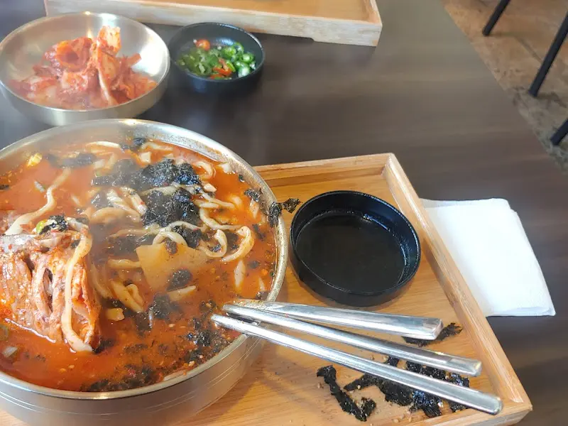 뼈칼국수와 김치