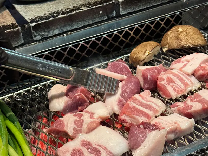 숯불 위에서 익어가는 근고기