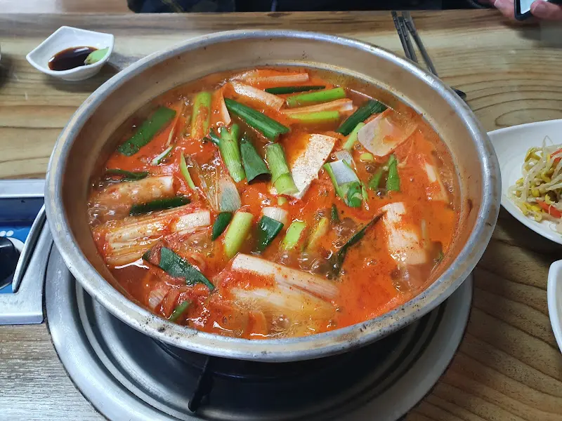 양푼에 푸짐하게 담긴 동태찌개의 클로즈업 사진