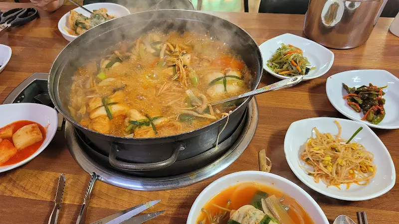 동태찌개 전체 샷, 푸짐한 양이 인상적이다.