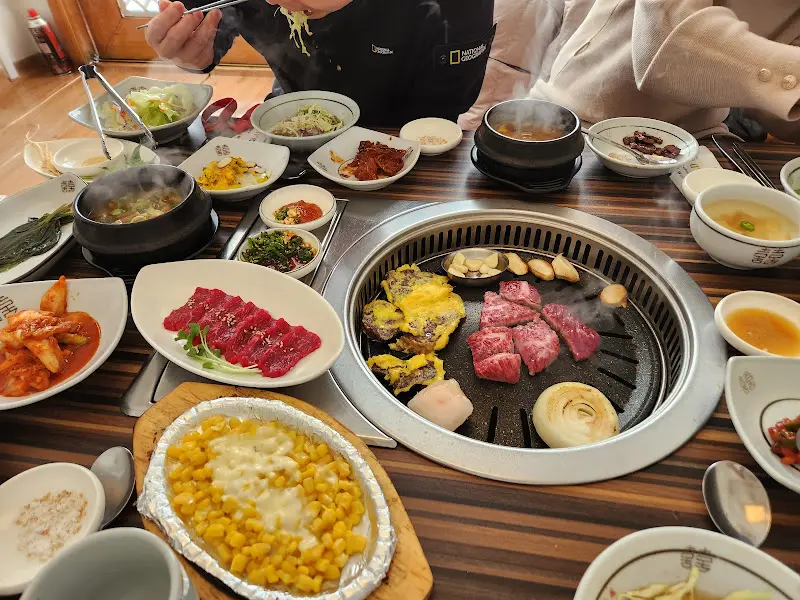 다양한 각도에서 찍은 동태찌개와 반찬 사진들